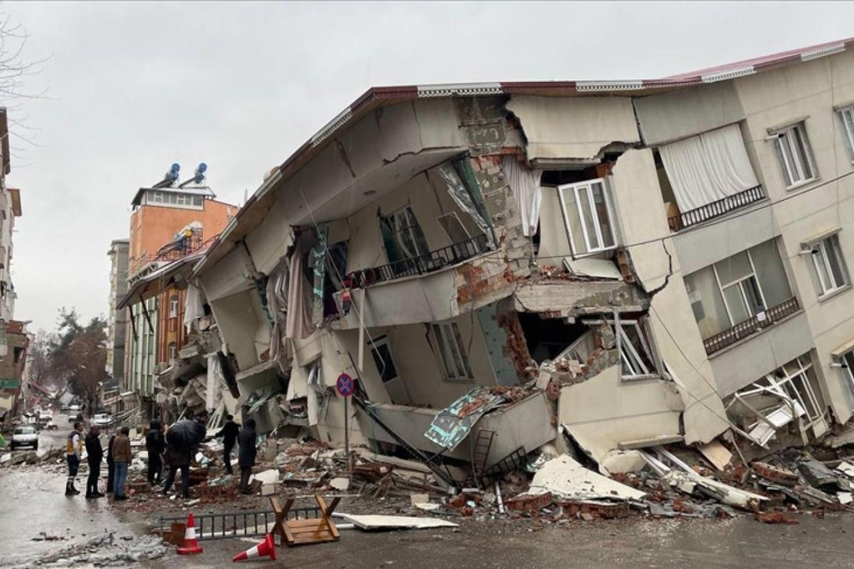 Azərbaycandan yardım aparan daha 40 yük maşını Türkiyəyə çatıb