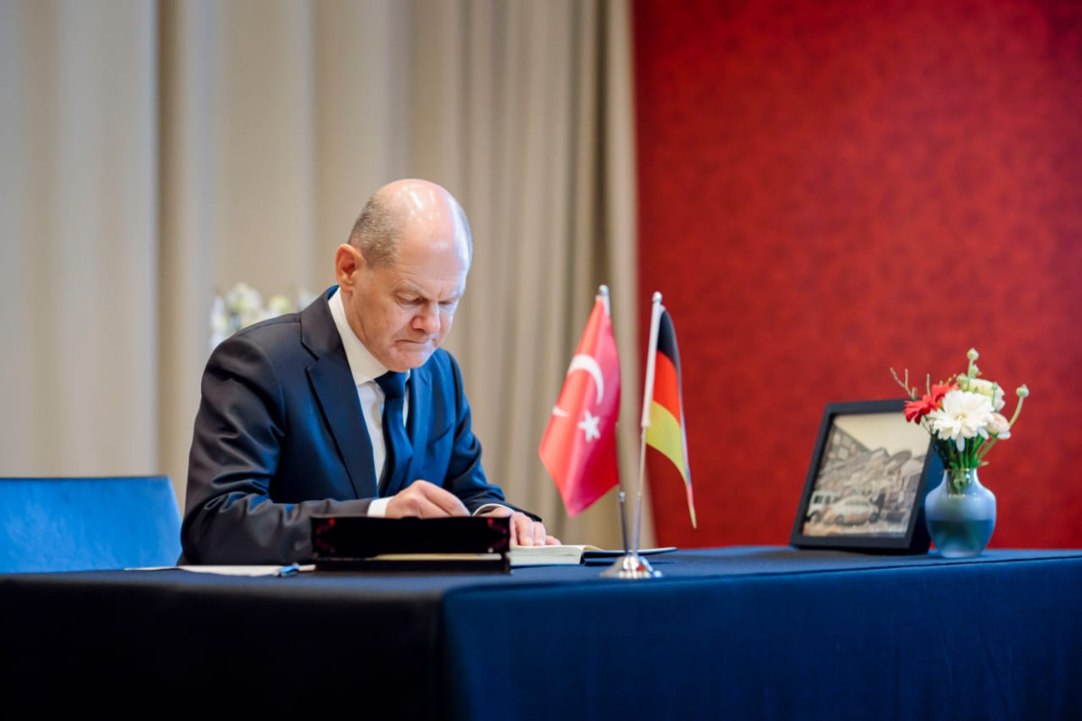 Almaniya Kansleri Türkiyə səfirliyində matəm kitabını imzalayıb