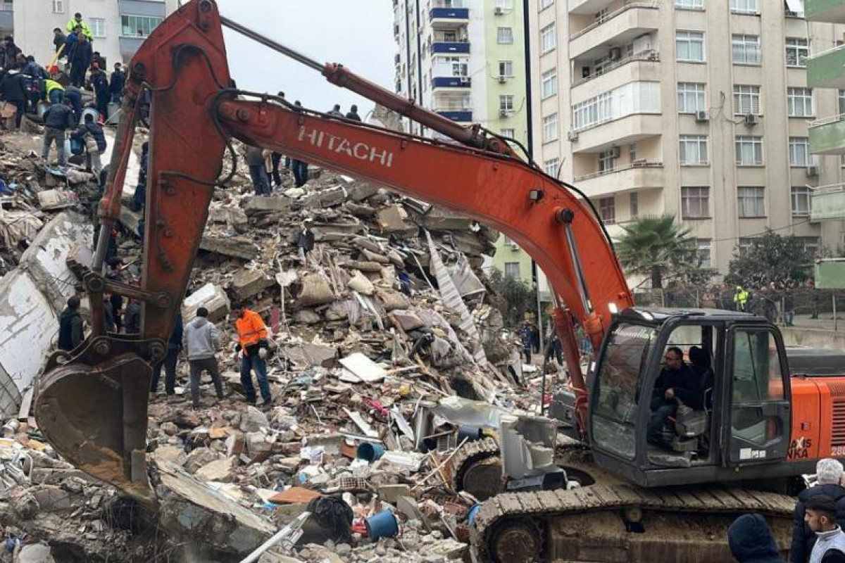 Türkiyədə zəlzələ nəticəsində dağılan bəzi binaların tikinti şirkətlərinin rəhbərləri həbs edilib