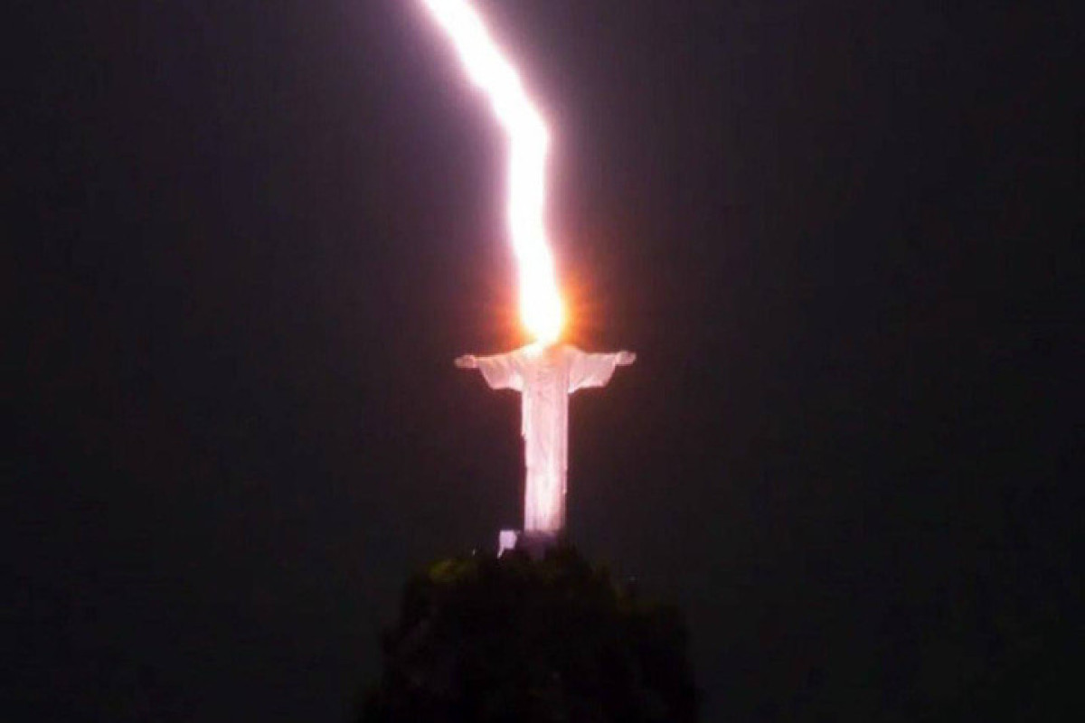 Braziliyada İsa Məsihin heykəlini ildırım vurub