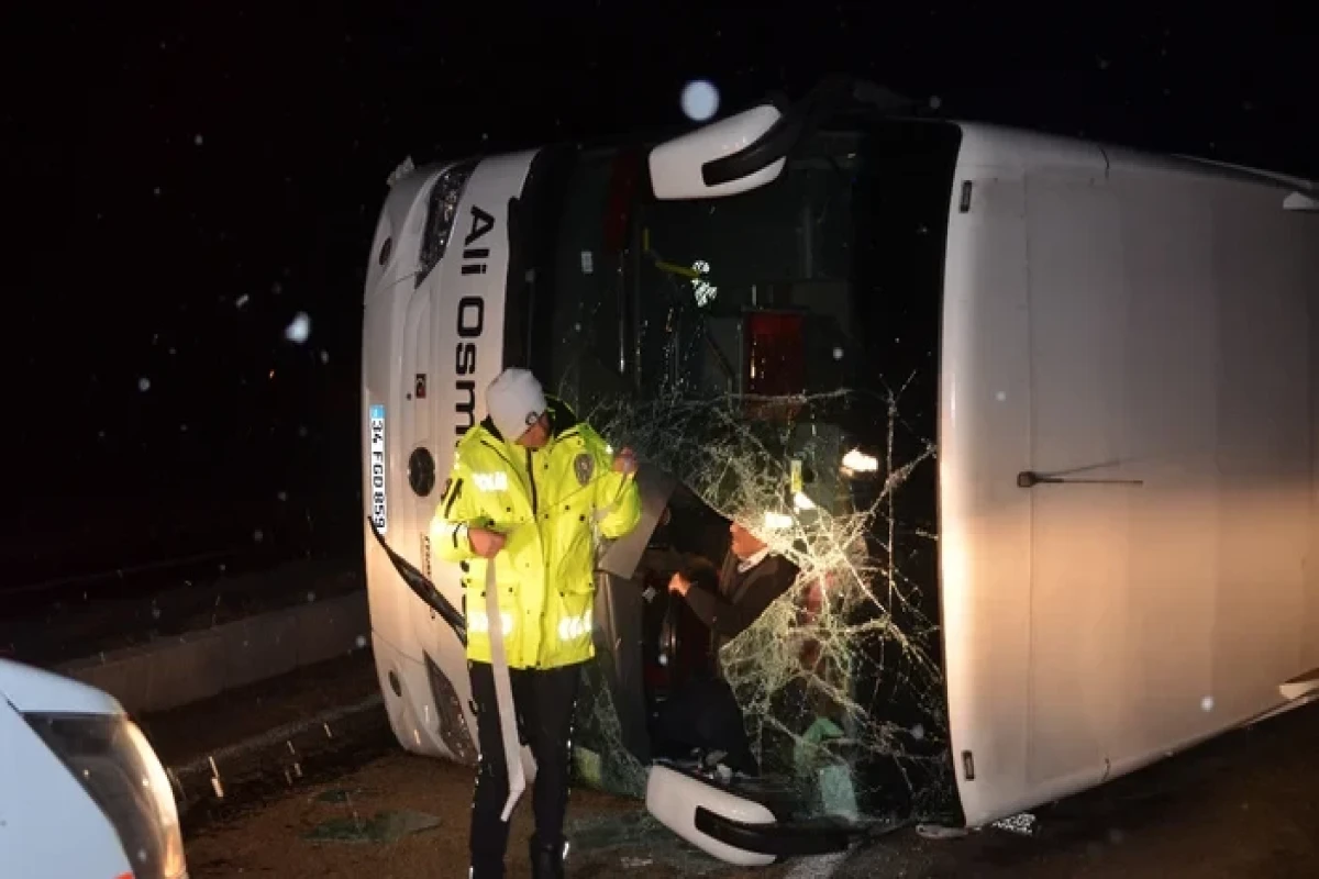 Türkiyədə avtobus aşıb, 30 nəfər xəsarət alıb