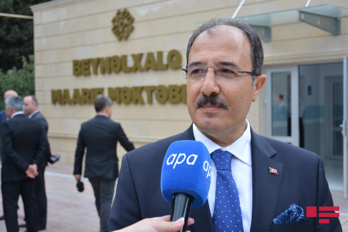 Cahit Bağçı səfirlik önünə gül dəstələri düzənlərə təşəkkür edib