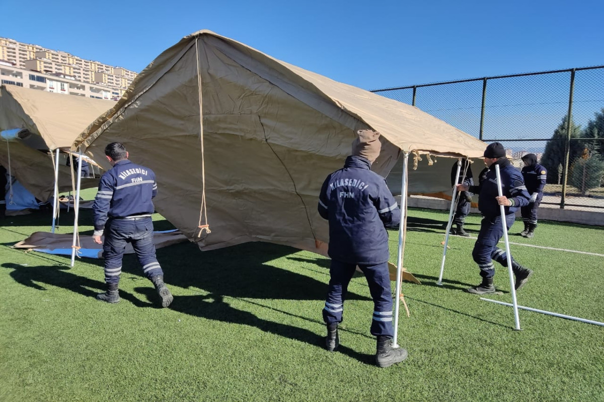 FHN tərəfindən Türkiyəyə böyük sayda çadırlar çatdırılıb