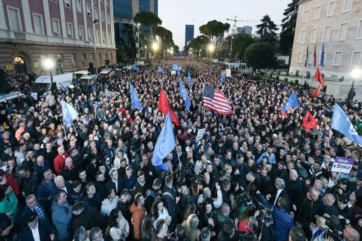 Albaniyada etirazları yatırmaq üçün minlərlə polis cəlb edilib