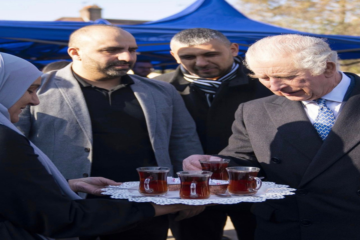 Kral Çarlz Londonda zəlzələdən zərərçəkənlər üçün aparılan yardım kampaniyasını ziyarət edib - FOTO 