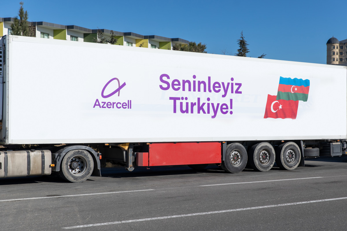 "Azercell" Türkiyəyə radio baza stansiyaları və humanitar yardım göndərib - VİDEO 