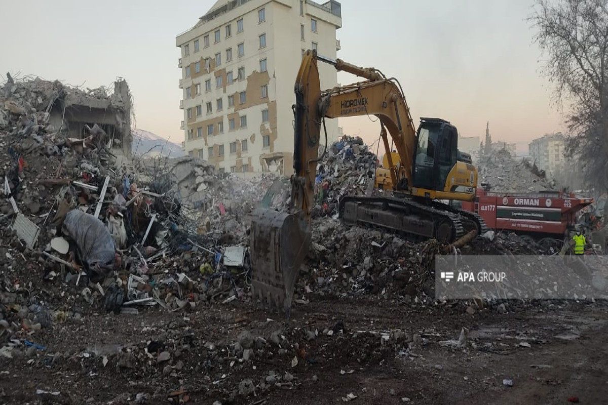Kahramanmaraşda ağır texnikalar dağıntılarda işləməyə başlayıb - FOTO 