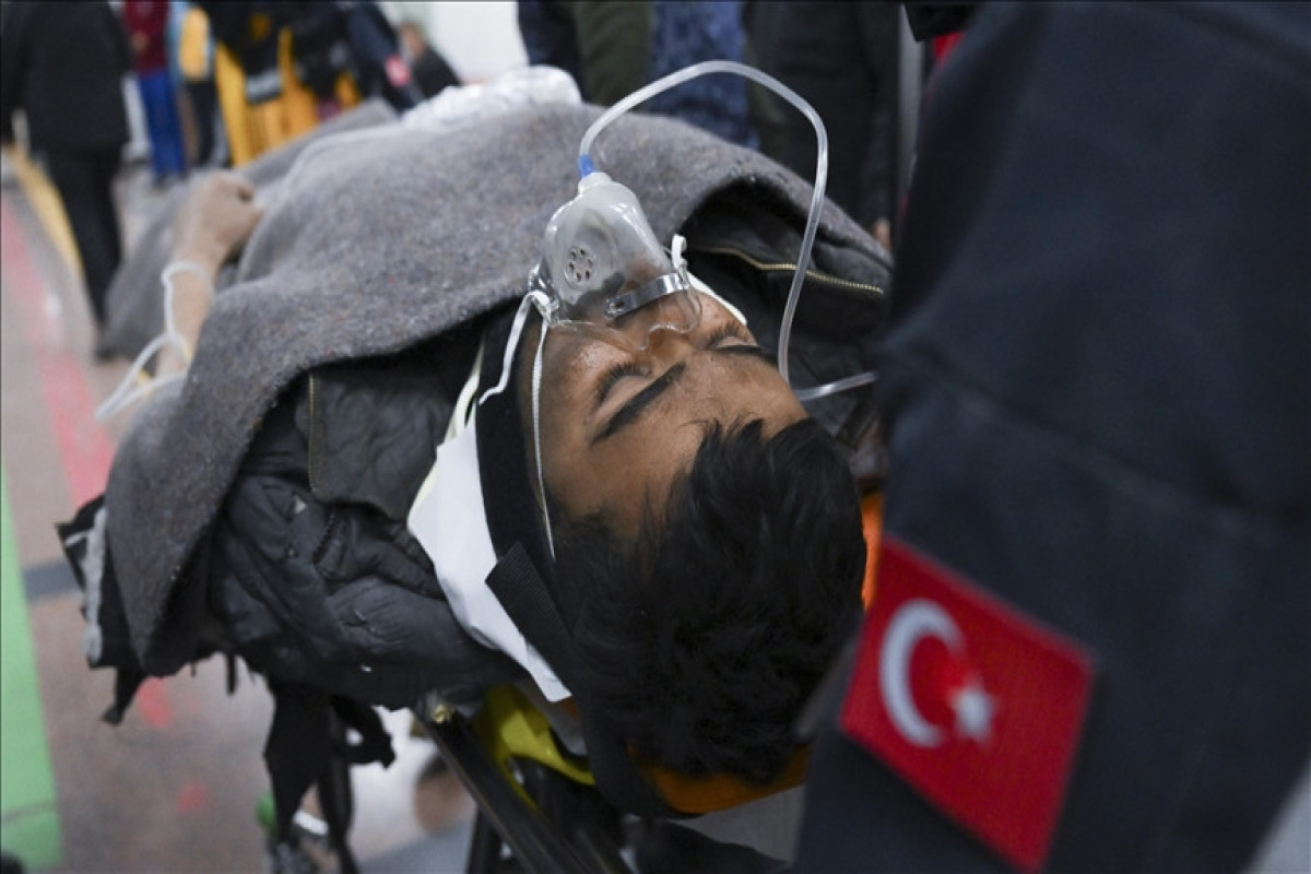 Türkiyədə 261 saat sonra 2 nəfər dağıntılar altından sağ çıxarılıb