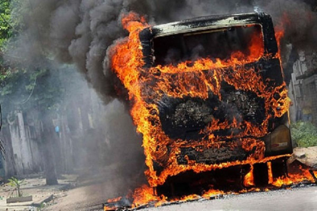 Qəbələdə sərnişin avtobusu yanıb