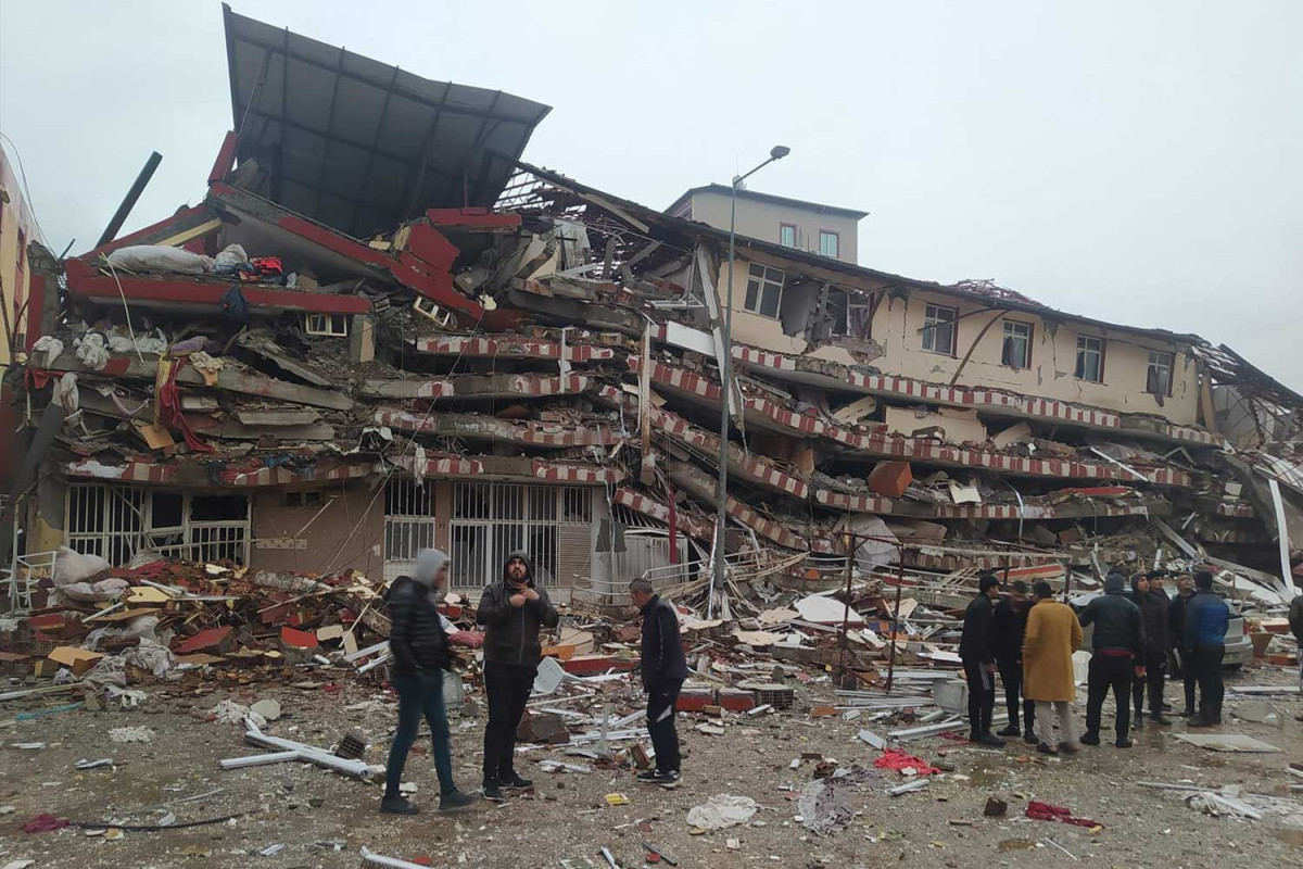Türkiyədə zəlzələdə uçan binalarla bağlı 160 nəfər həbs edilib