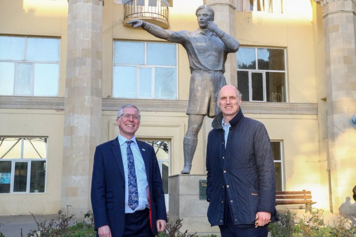 Fergus Auld, Leo Dokerti