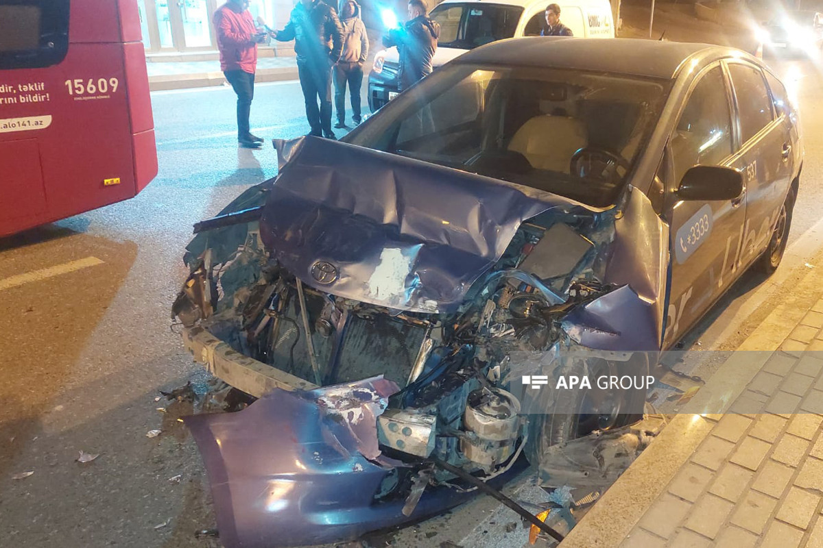 Paytaxtda minik avtomobili “Baku Bus”a məxsus avtobusa çırpılıb, xəsarət alan var - FOTO 