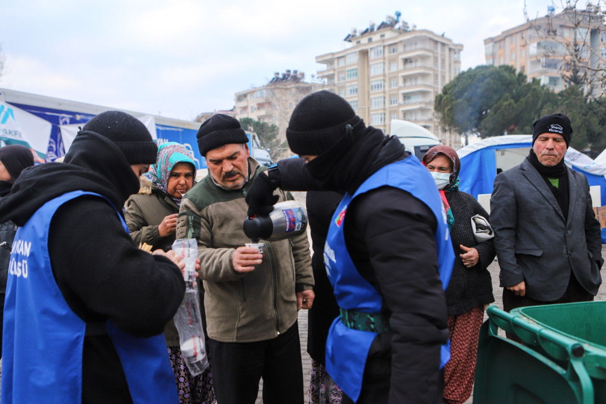 Azərbaycan könüllüləri Malatyada uşaqlar üçün çadırlar qurub