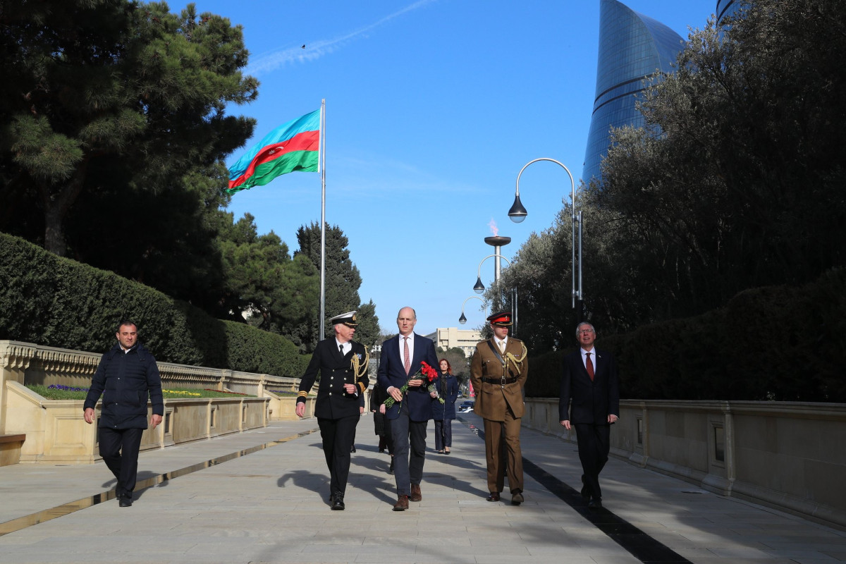 British minister visits Alley of Martyrs in Azerbaijan