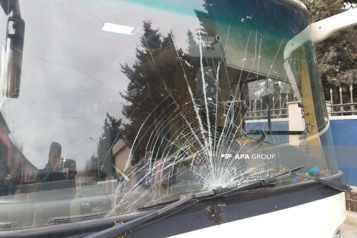 Sumqayıtda servis avtobusu qəzaya uğrayıb, ölən var - FOTO 
