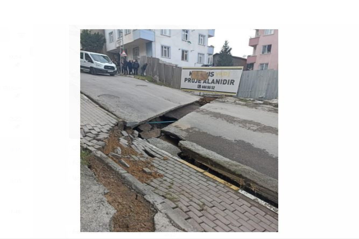 İstanbulda yol çöküb