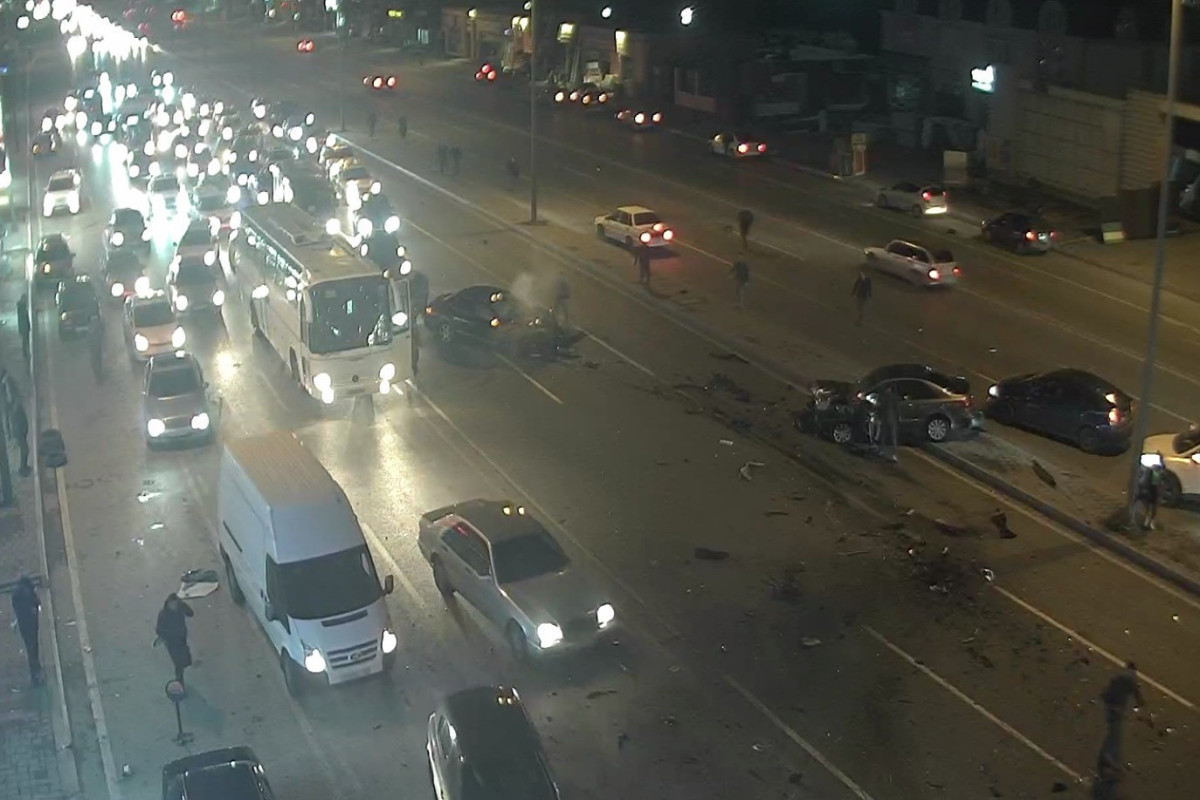 В результате ДТП в Баку погиб один человек, еще 6 ранены-ОБНОВЛЕНО-1 -ВИДЕО 