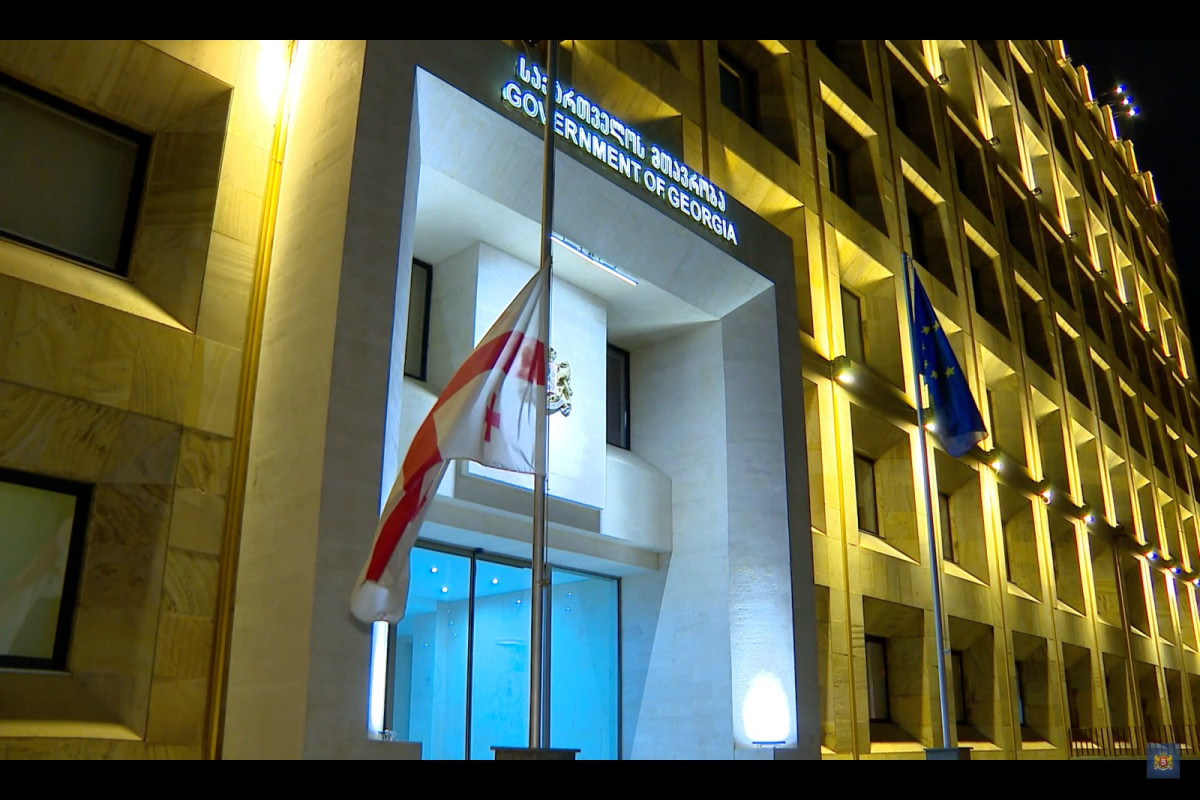 Gürcüstanda inzibati binalarda dövlət bayrağı endirilib