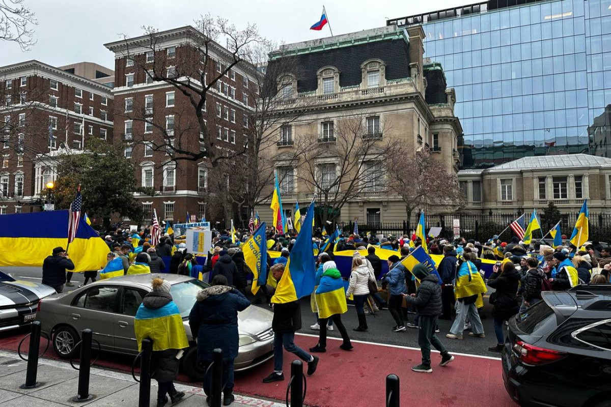 Украинцы устроили акцию у посольства России в Вашингтоне-ФОТО 