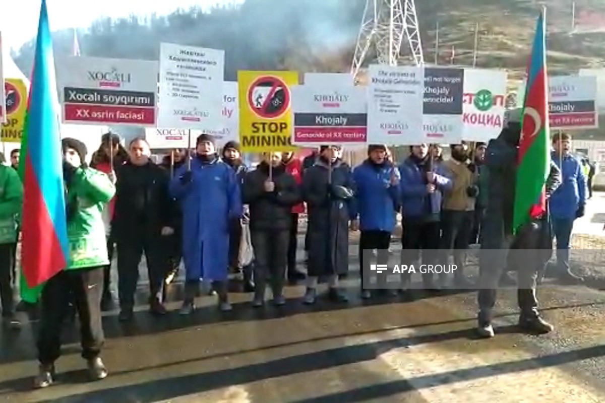 Участники акции на дороге Лачин-Ханкенди скандировали лозунги в связи с Ходжалинской трагедией-ВИДЕО 