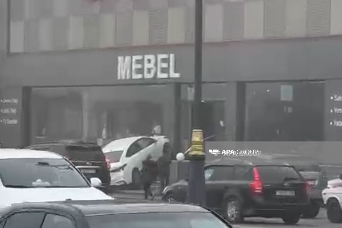 Bakıda avtomobil mebel salonuna çırpılıb - VİDEO 