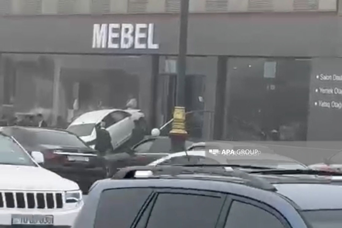 В Баку автомобиль врезался в мебельный салон - ВИДЕО 