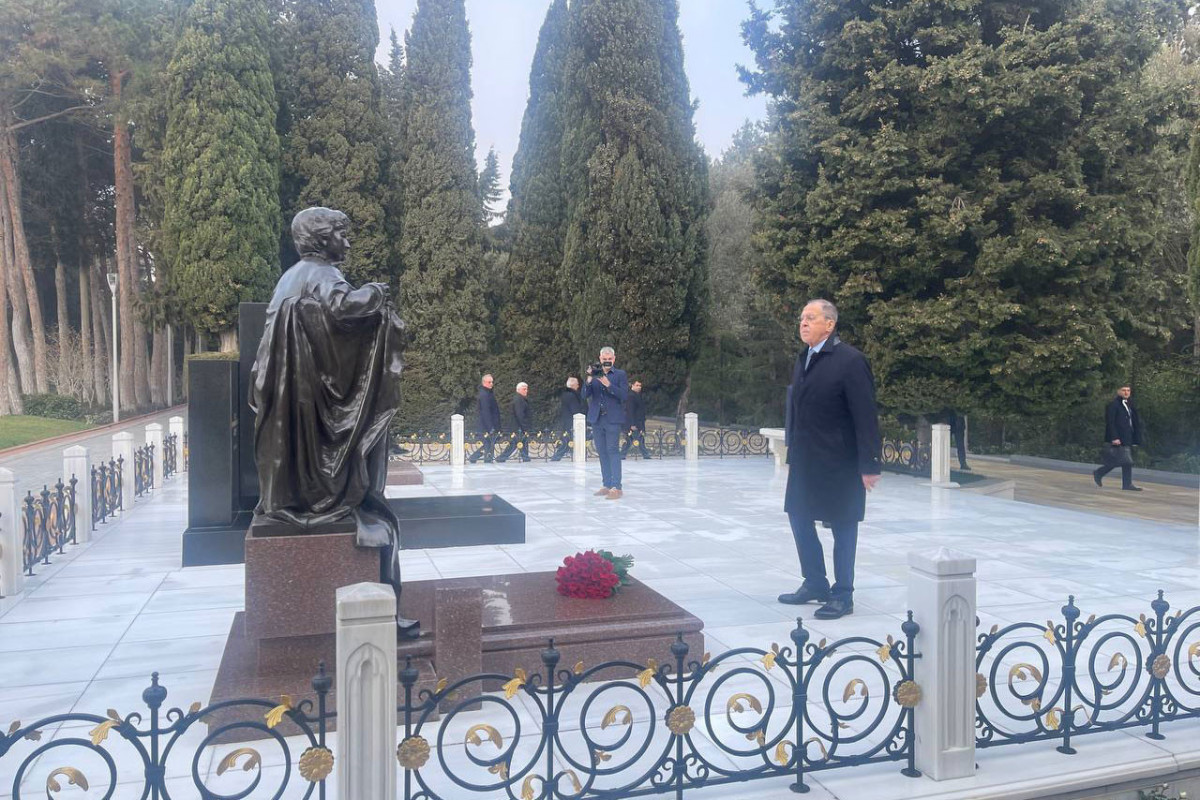 Лавров посетил  в Баку Аллею почетного захоронения и Аллею шехидов-ФОТО 