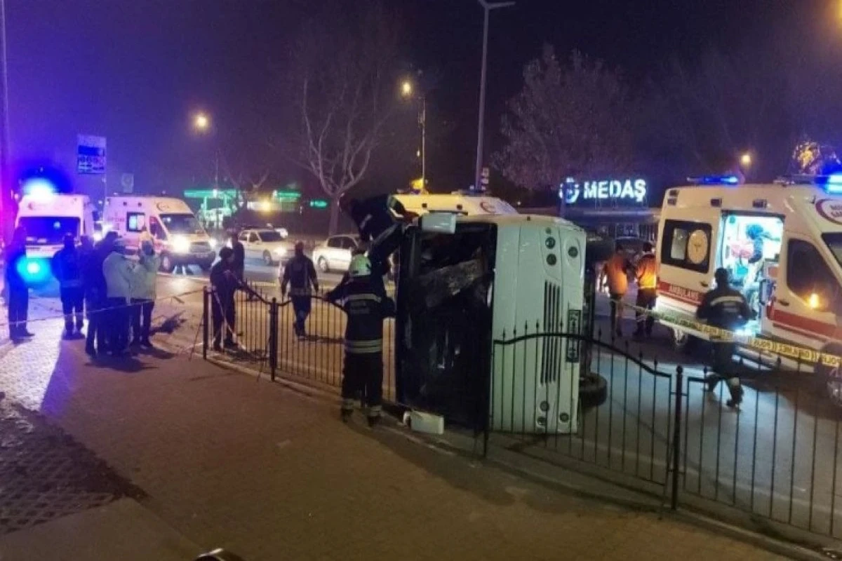 Türkiyədə mikroavtobusa aşıb, 10 nəfər xəsarət alıb