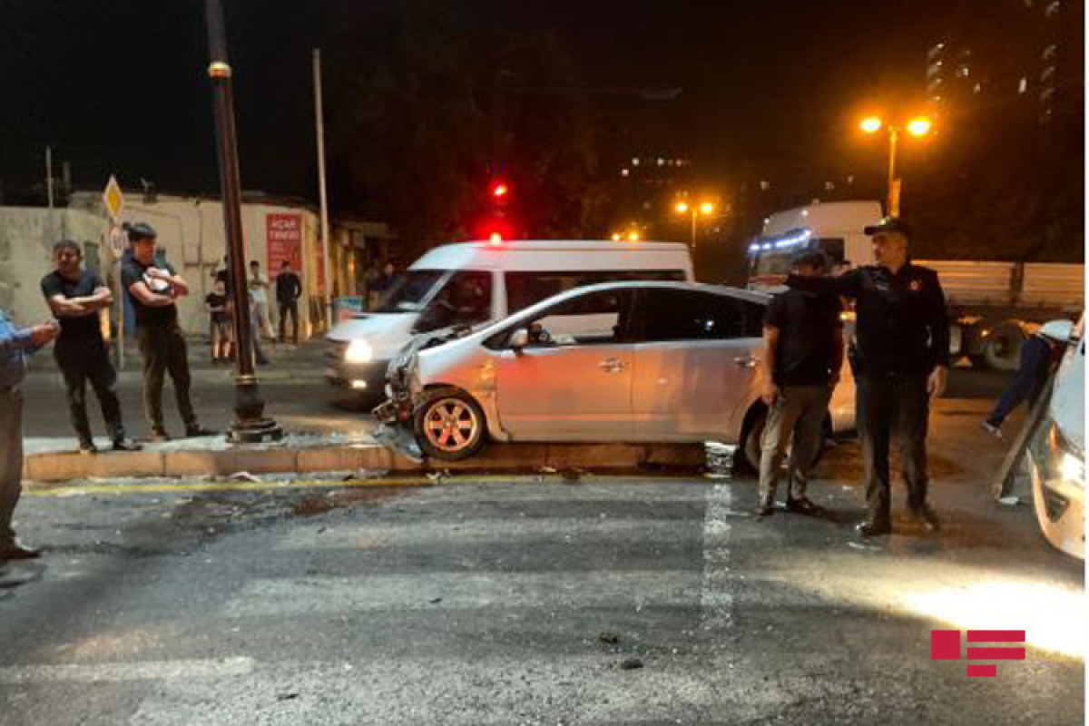 Bakıda iki avtomobil toqquşub, xəsarət alan var