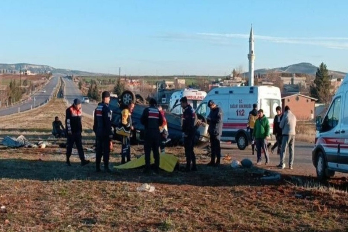 В Турции школьный автобус попал в ДТП, погиб 1 и ранены 12 человек