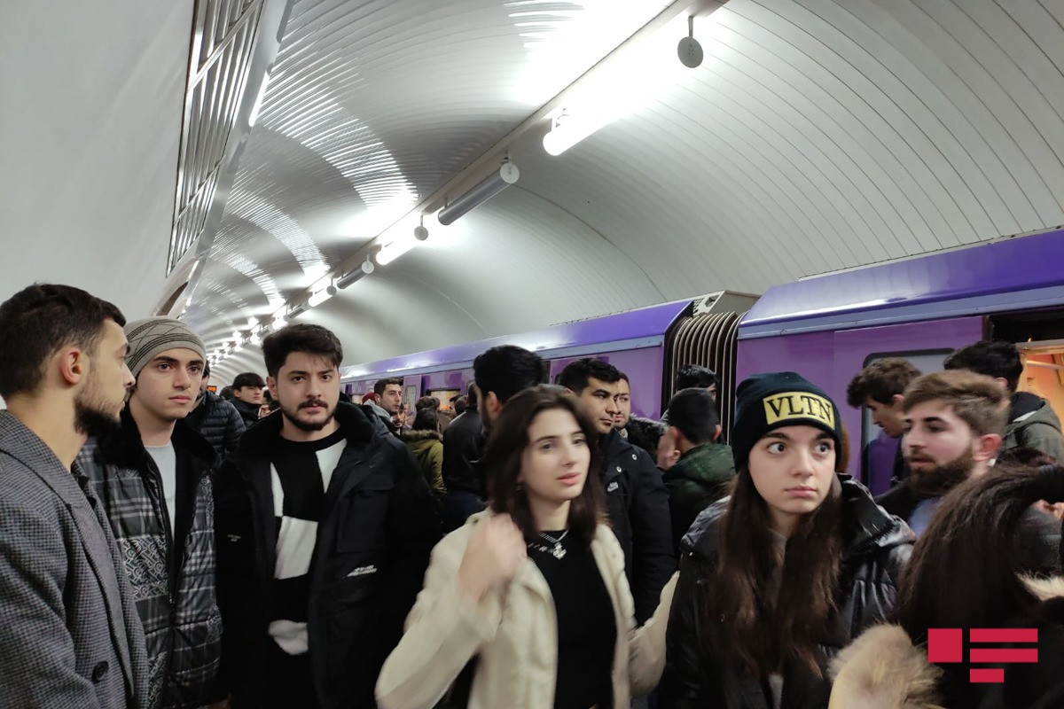 На станции метро «Низами» возникла проблема с закрытием двери в одном из вагонов -ОБНОВЛЕНО 