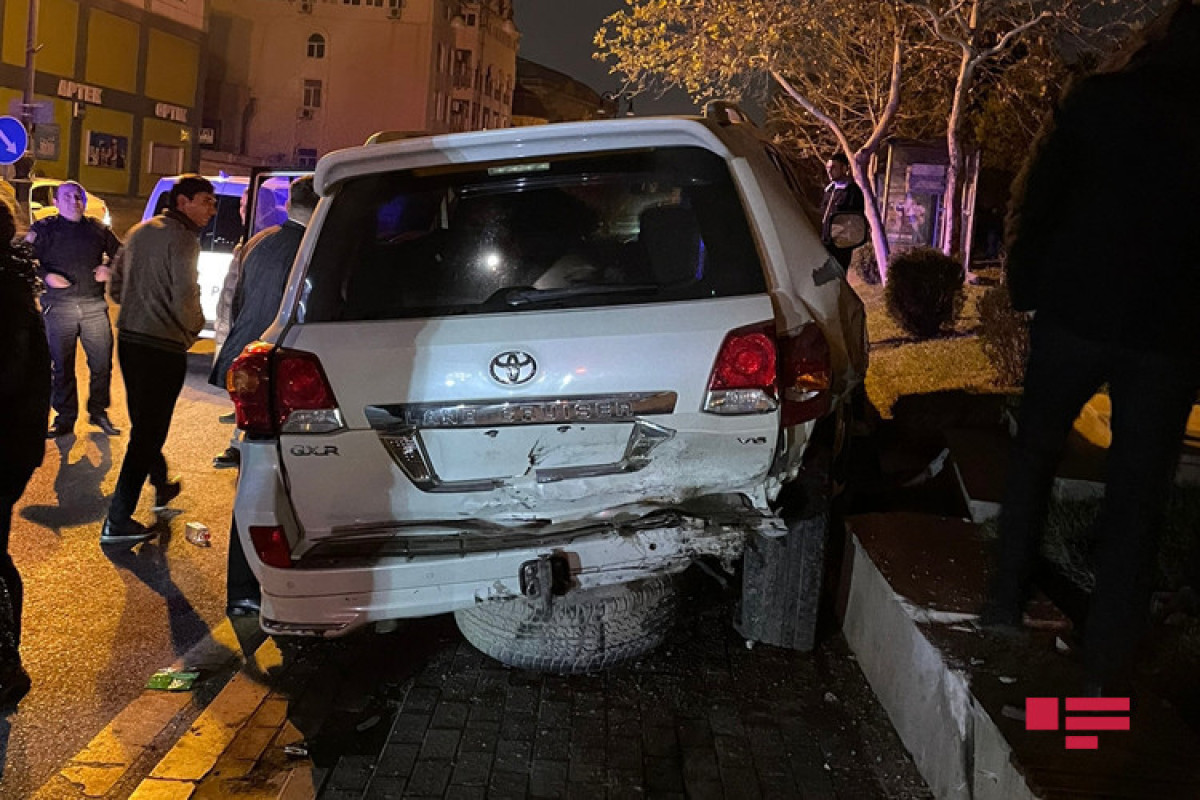 В Баку столкнулись три автомобиля: погиб один человек, еще 4 ранены -ФОТО 
