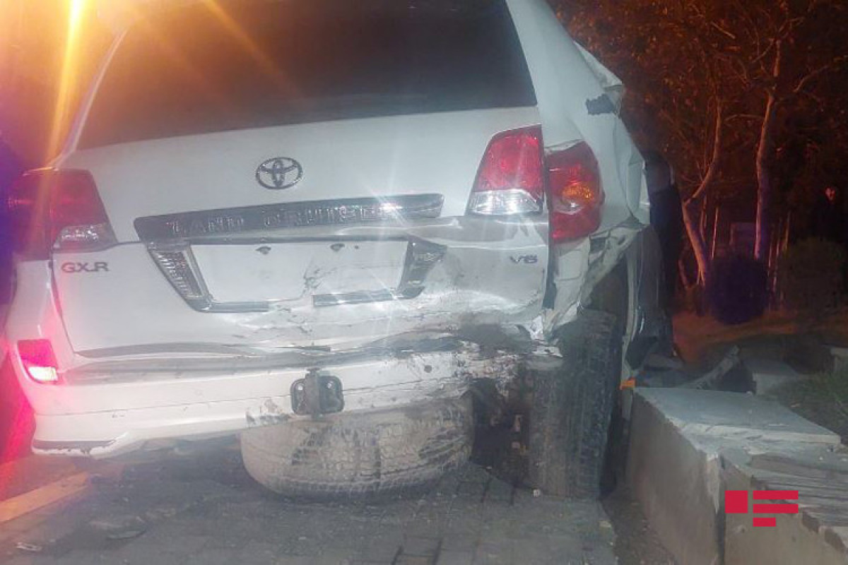 В Баку столкнулись три автомобиля: погиб один человек, еще 4 ранены -ФОТО 