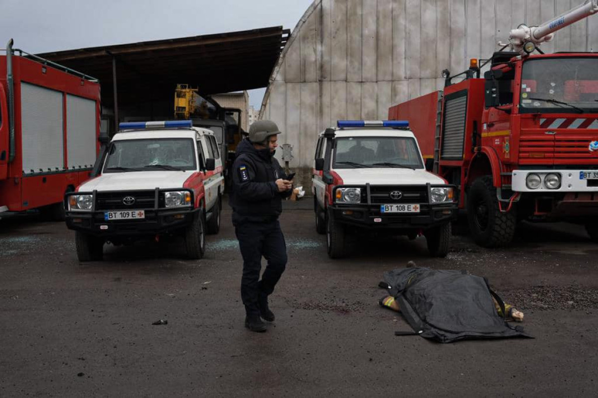 МЧС Украины: Россия нанесла удар по пожарной части в Херсоне, есть погибшие - ФОТО 