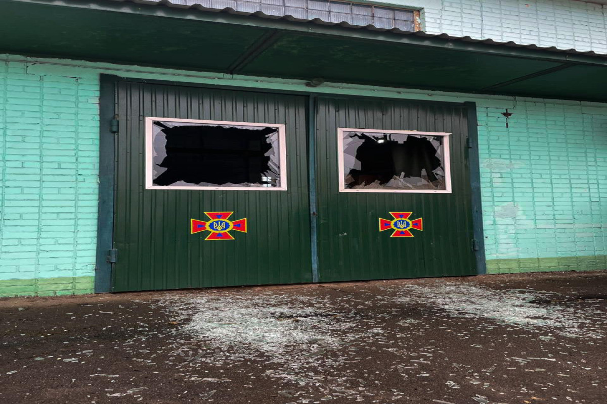 МЧС Украины: Россия нанесла удар по пожарной части в Херсоне, есть погибшие - ФОТО 