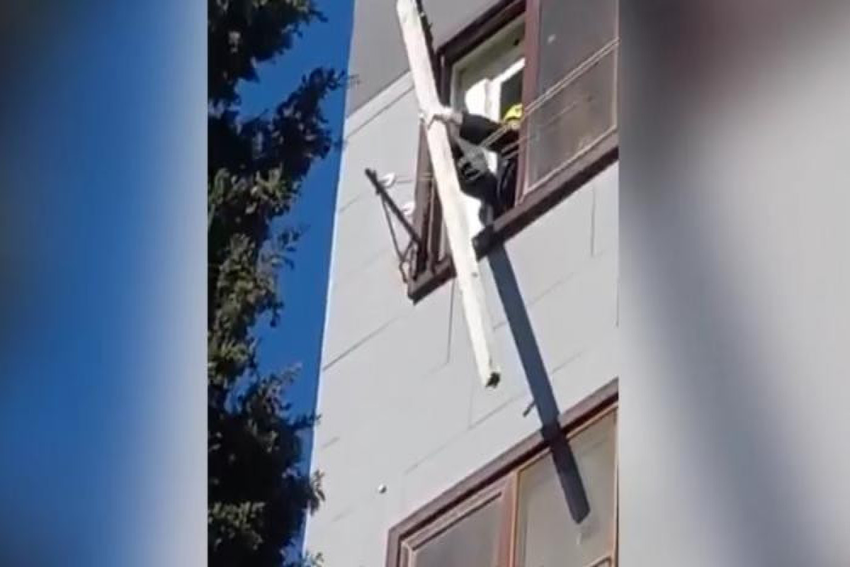 Bakıda yaşayış binasının damında təhlükəli hal aradan qaldırılıb