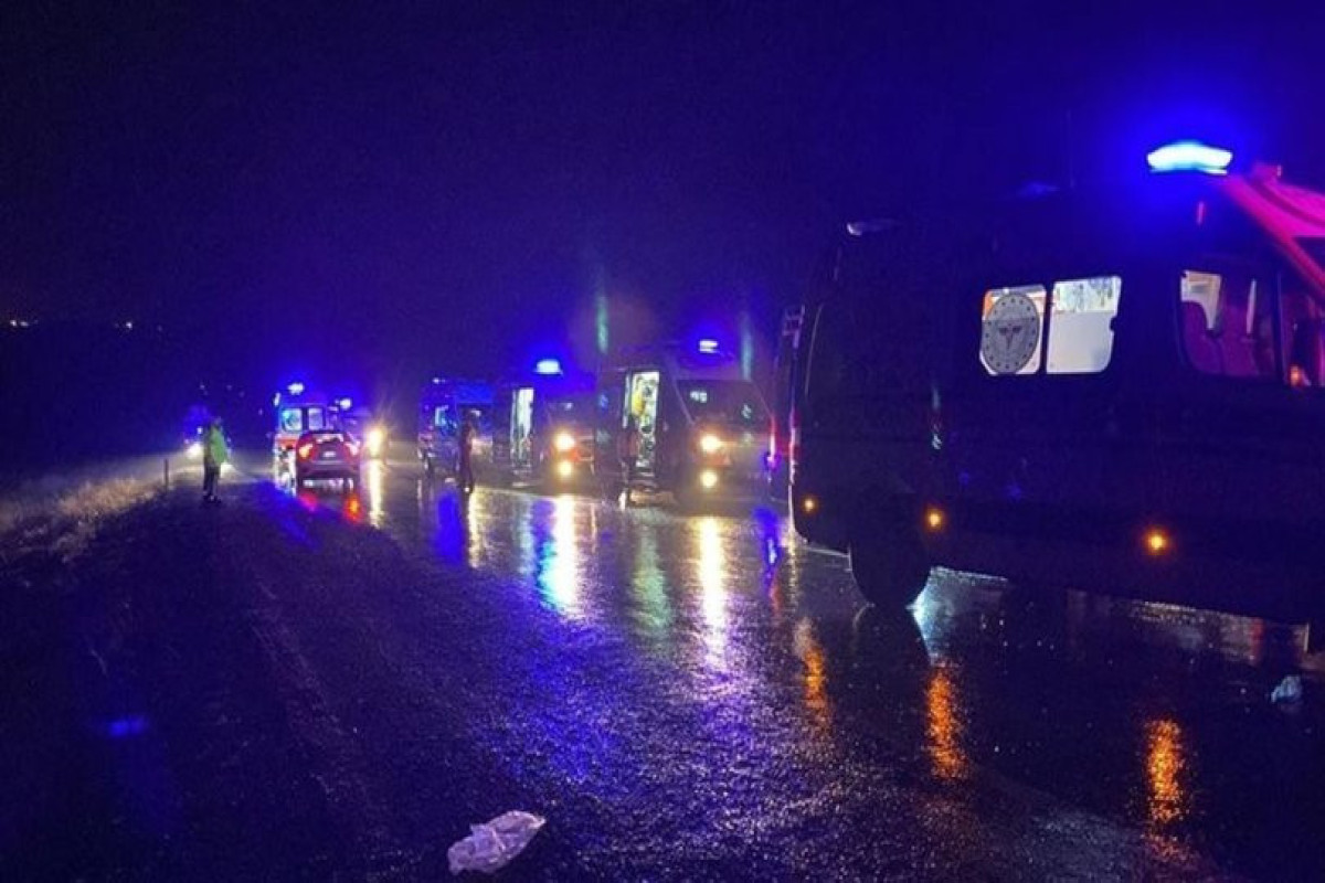 Türkiyədə avtobus qəzasında 5 nəfər ölüb, 22 nəfər yaralanıb