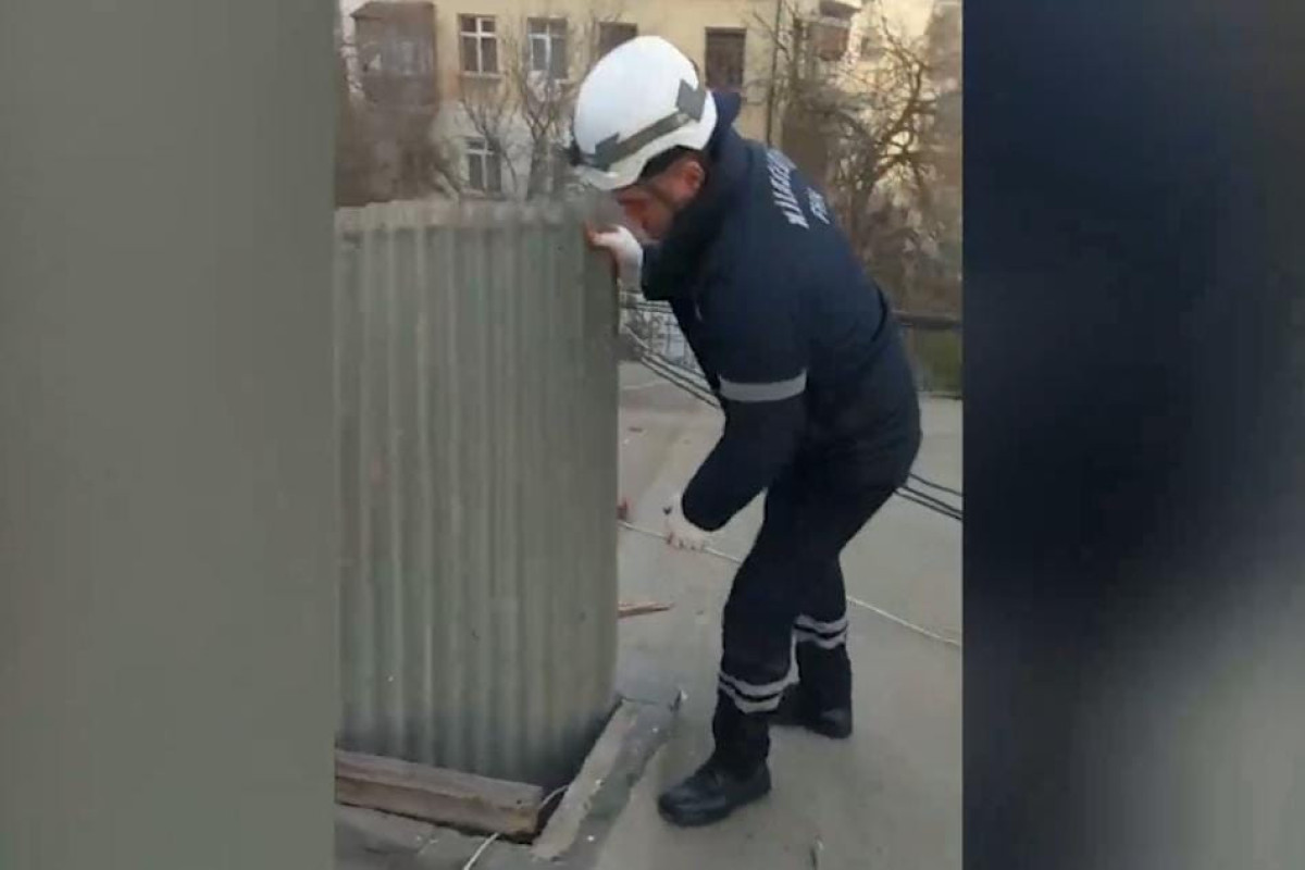 Yaşayış binasının damında yaranan təhlükəli hal aradan qaldırılıb - VİDEO 