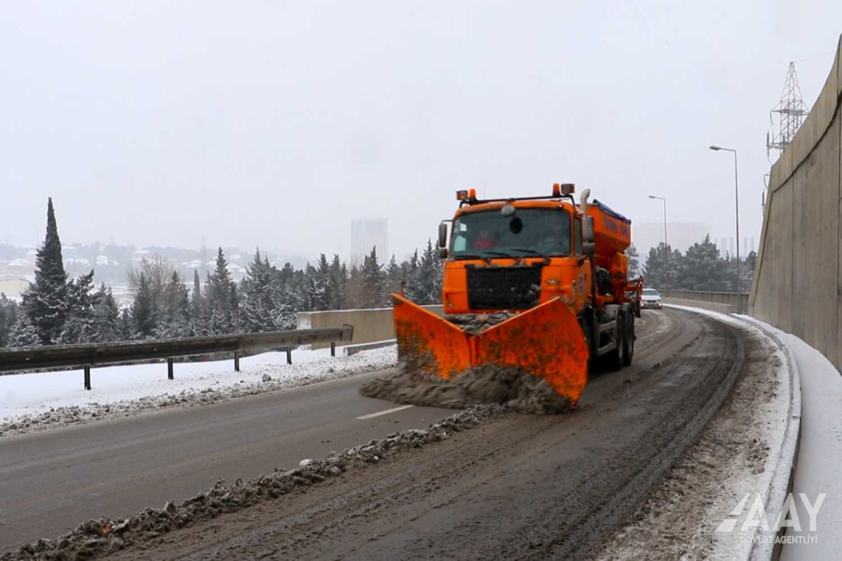 В связи с погодными условиями продолжается расчистка дорог-ВИДЕО 