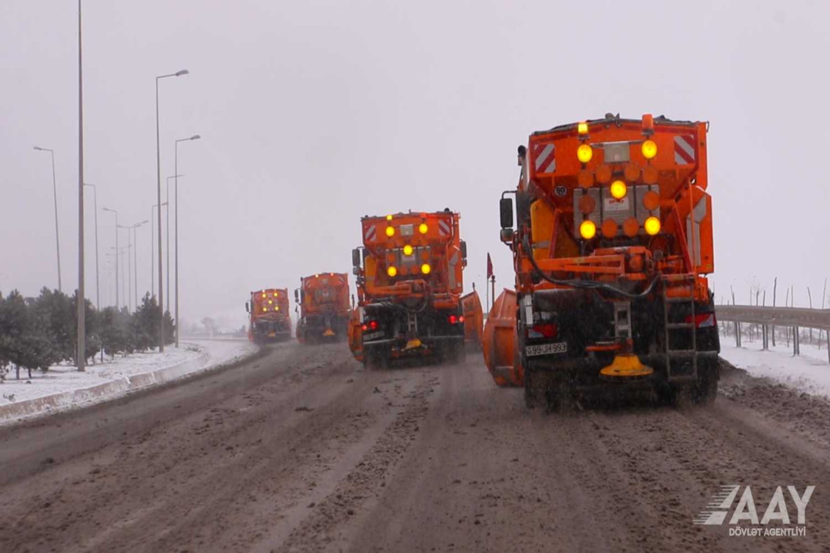 В связи с погодными условиями продолжается расчистка дорог-ВИДЕО 