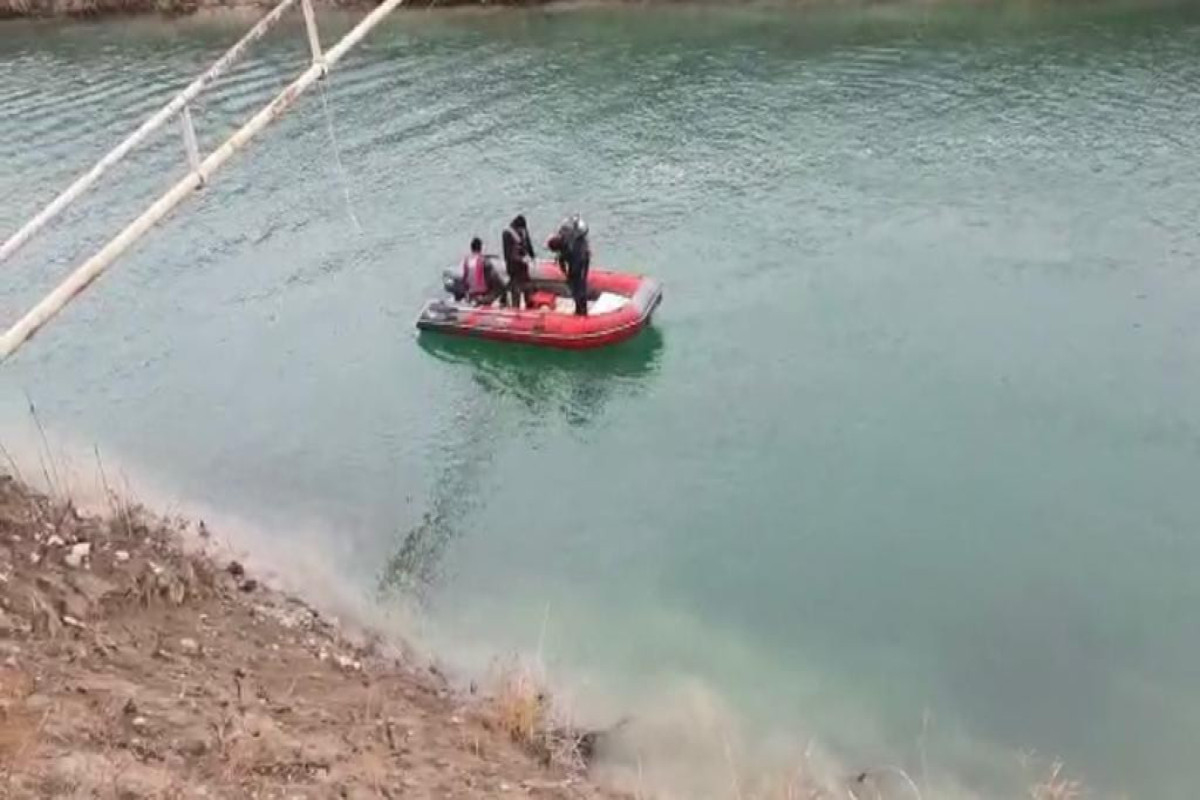 К поискам мужчины, утонувшего в канале в Евлахе, привлечены водолазы-ВИДЕО 