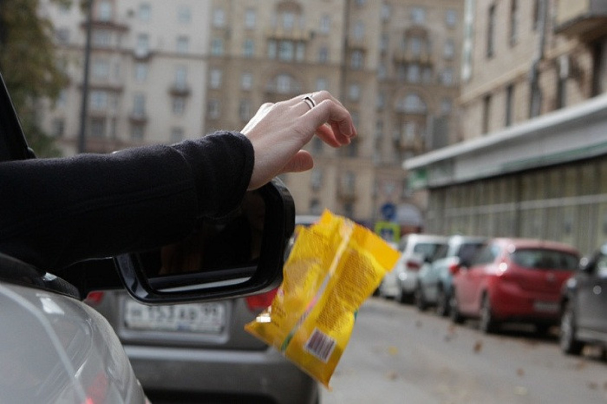 Russia tightens fines for drivers throwing garbage out of car
