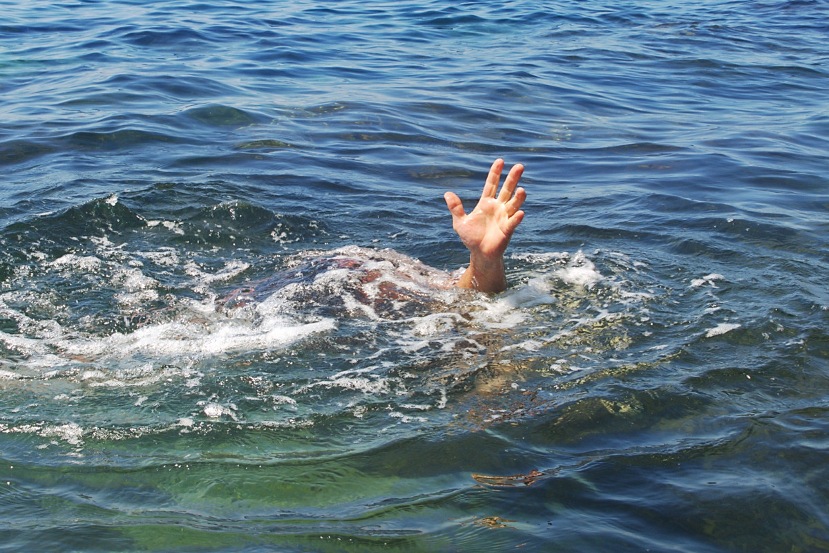 На бакинском бульваре спасен тонувший в море мужчина