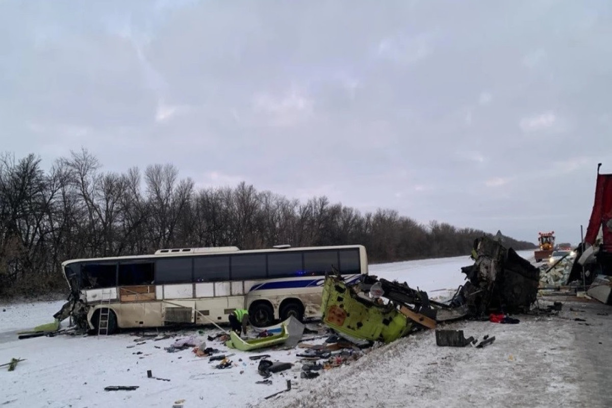 В России автобус столкнулся с грузовиком, пострадали 9 человек