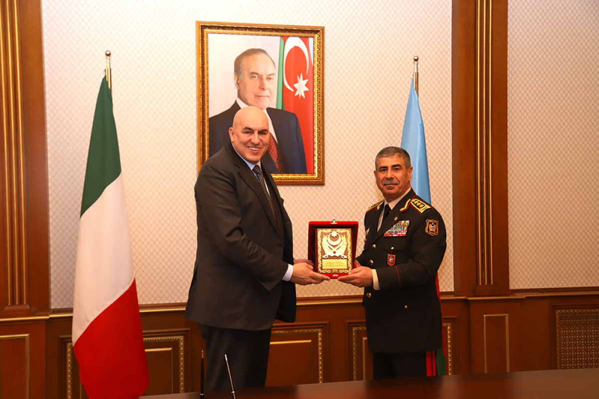 Министры обороны Азербайджана и Италии подписали протокол о сотрудничестве