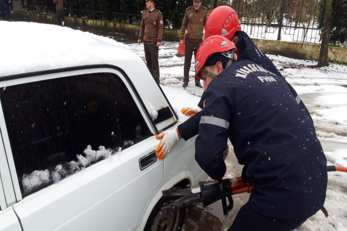 “Nəqliyyat qəzaları zamanı xilasetmə əməliyyatları” mövzusunda təlim keçirilib - FOTO 