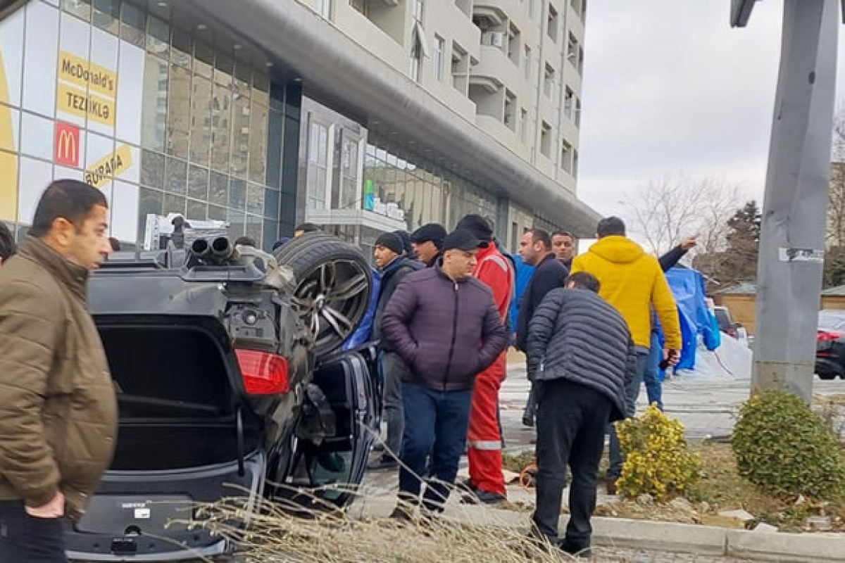 Bakıda avtomobil aşıb, xəsarət alan var - FOTO 