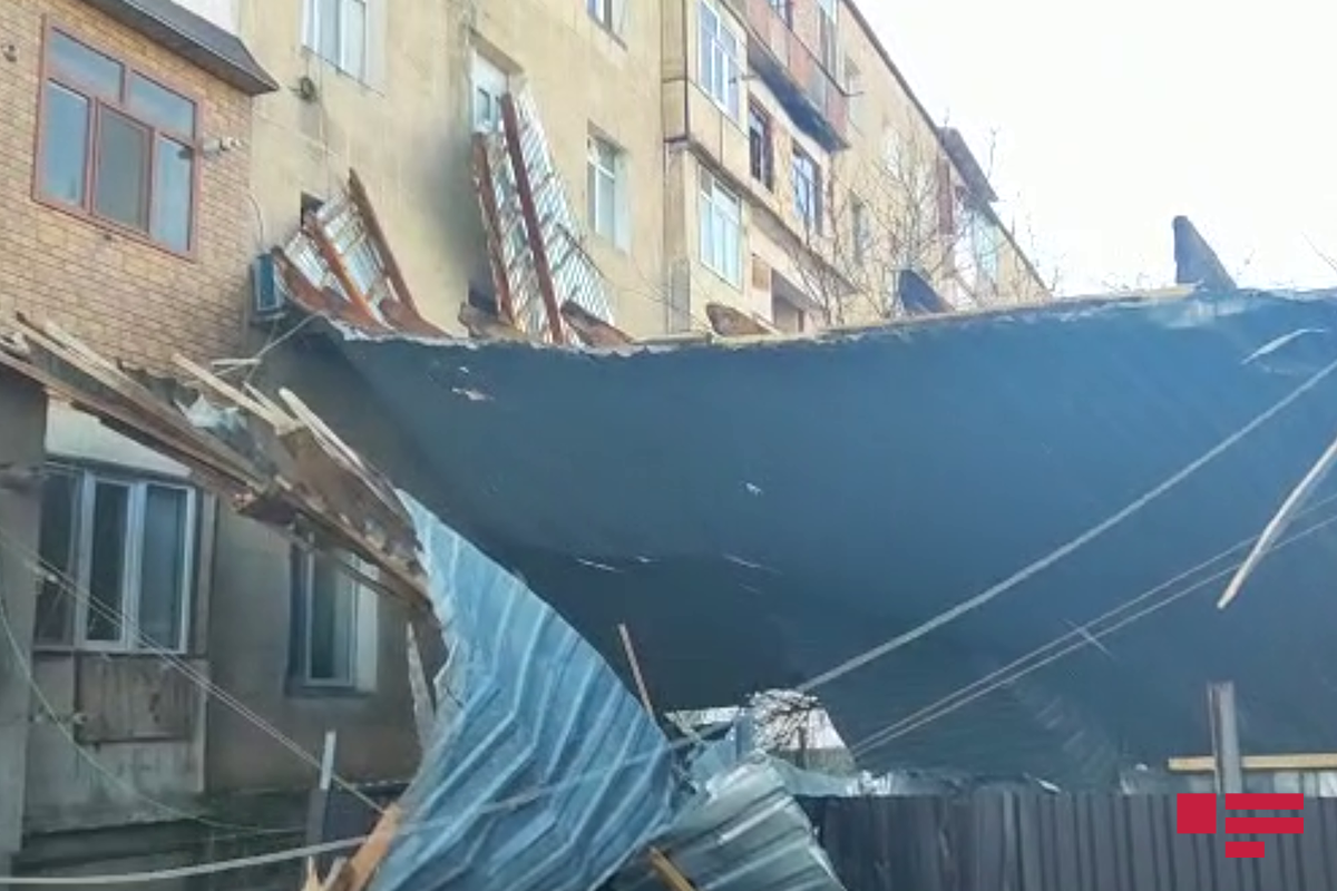 В Хачмазе ветер сорвал крышу жилого дома