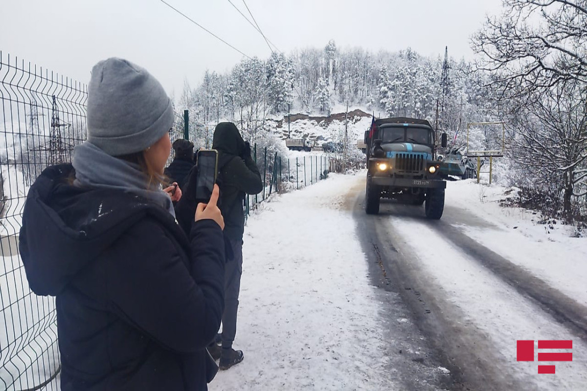 За проездом колонны автомобилей РМК по Лачинской дороге пронаблюдали зарубежные журналисты