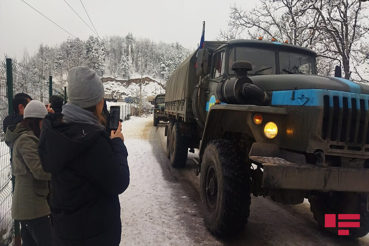 За проездом колонны автомобилей РМК по Лачинской дороге пронаблюдали зарубежные журналисты